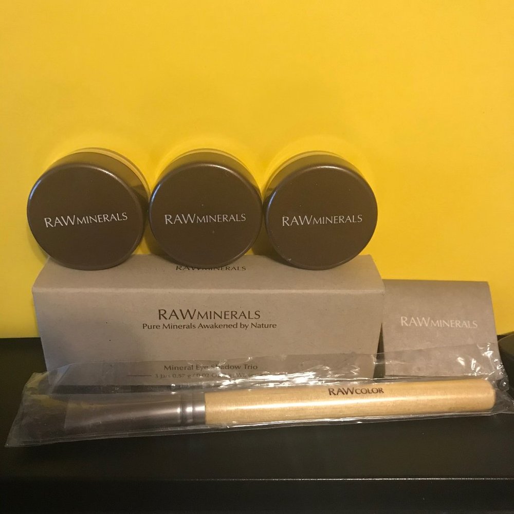 NIB Raw Minerals Eye Shadow Trio & Brush
